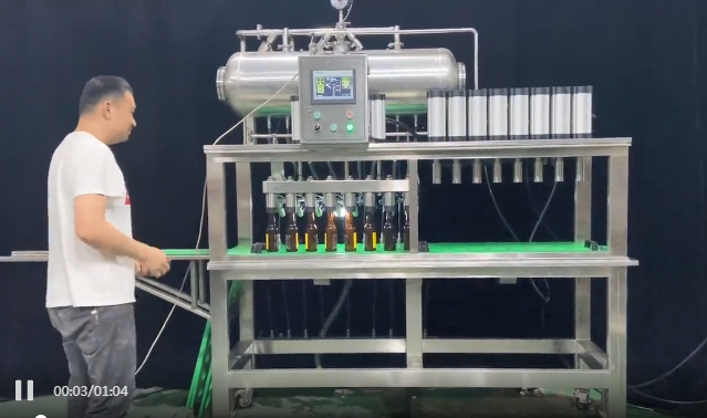 八頭玻璃瓶啤酒灌裝機試機！精釀啤酒灌裝壓蓋一體機—歡迎咨詢！